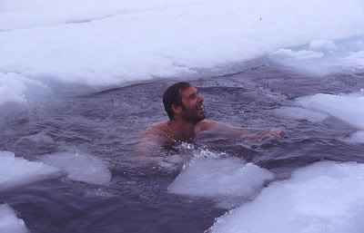 السباحة في الماء البارد