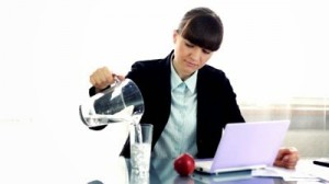 شرب الماء اثناء العمل يفيد في الرجيم