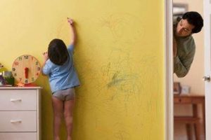 الرسم علي الحائط مشكلة عند الاطفال وكيفية حلها